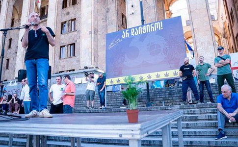 V-Tbilisi-u-parlamenta-proshla-akciya-protiv-novoj-narkopolitiki.jpg